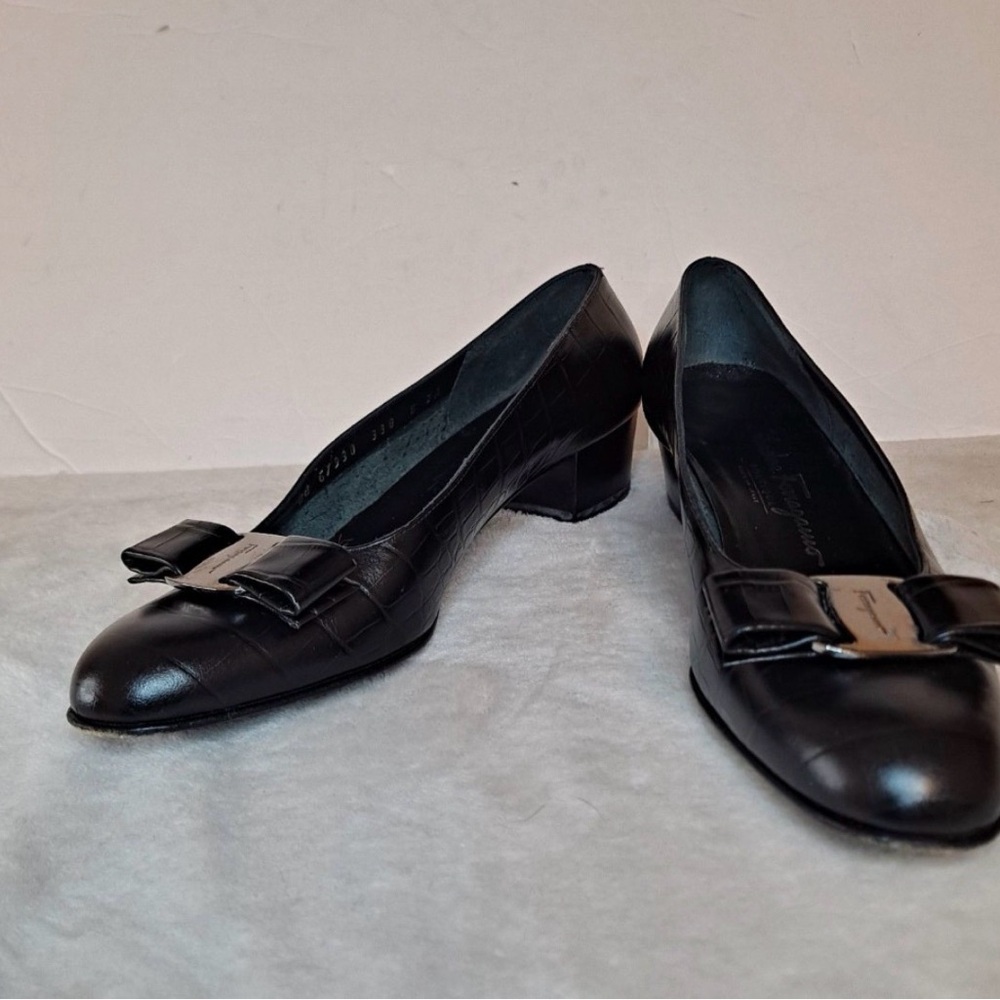Salvatore Ferragamo Vara Bow Heels Black Leather Croc Print Womens 6-2A (Narrow)